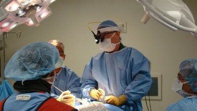 Хирурги делают операцию