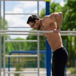 Отжимания на брусьях