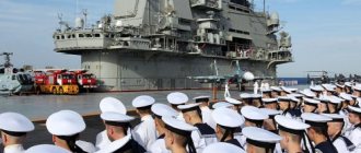 Построение матросов на палубе корабля