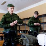 Солдаты надевают форму