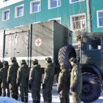 Солдаты возле машины.