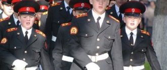 Ученики военного училища идут строем